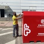 Contenedor para ropa cedido por Cáritas
