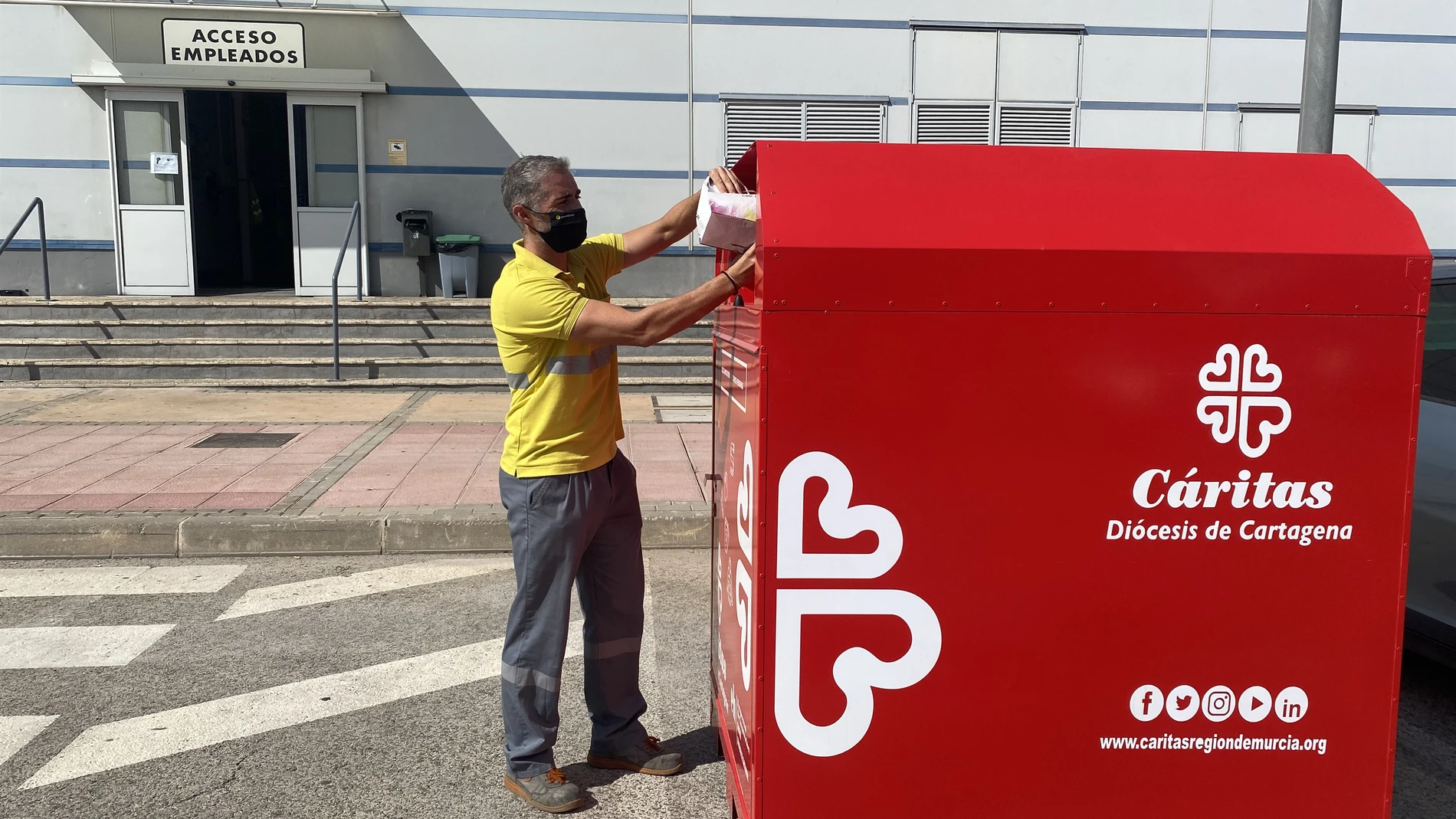 Contenedor para ropa cedido por Cáritas
