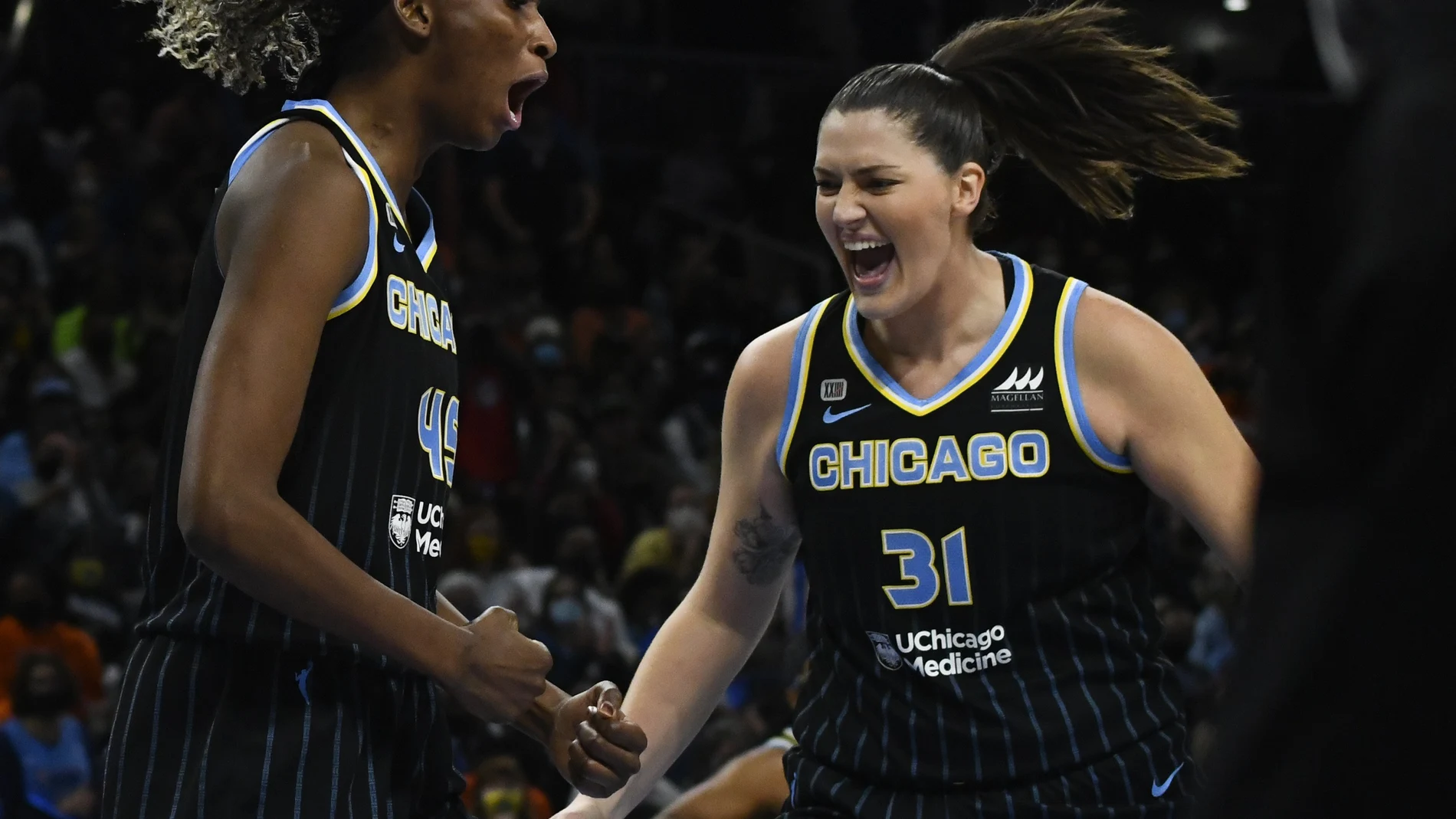 Astou Ndour celebra una victoria de las Chicago Sky en las Finales de la WNBA