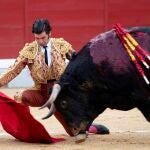 El diestro Morante de la Puebla en su primer toro de la tarde durante la Feria de San Lucas en Jaén, este sábado. EFE/José Manuel Pedrosa