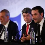 Agustín Martínez, el primero por la derecha, ayer, tras conocerse el fallo del Premio Planeta que ha ganado junto a Jorge Díaz y Antonio Mercero