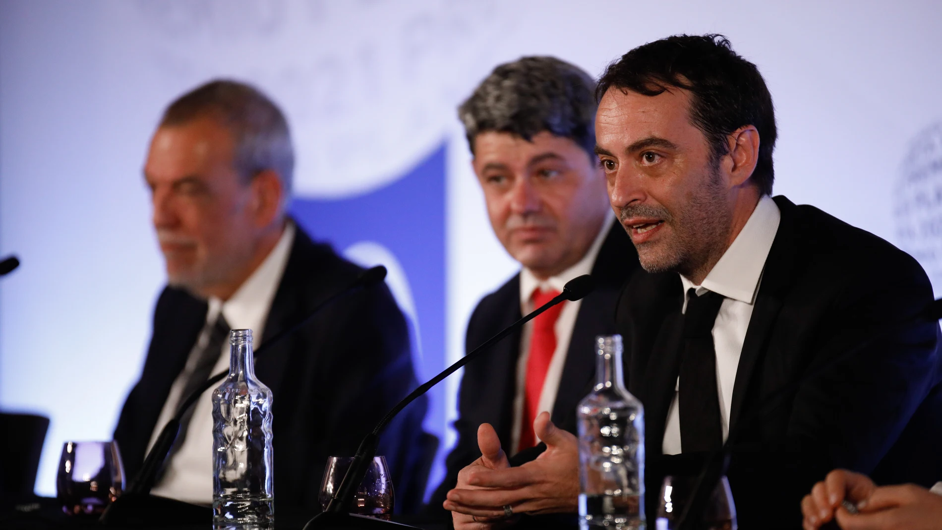 Agustín Martínez, el primero por la derecha, ayer, tras conocerse el fallo del Premio Planeta que ha ganado junto a Jorge Díaz y Antonio Mercero