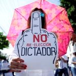 ES7004.SAN SALVADOR (EL SALVADOR) 17/10/2021.- Una persona participa en una marcha hoy, en San Salvador (El Salvador). Diversos sectores de la sociedad salvadoreña tales como sindicatos, obreros, veteranos de guerra, profesionales y estudiantes marcharon en contra de algunas políticas del gobierno del presidente Nayib Bukele hoy en San Salvador. EFE/Rodrigo Sura