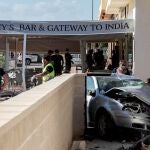 Así quedó el coche con el que el autor del atropello arrolló la terraza de un bar causando la muerte de una persona en Torre Pacheco