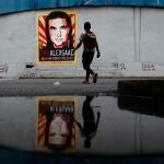 Un hombre pasa frente a un cartel de apoyo al empresario colombo-venezolano Alex Saab hoy, en Caracas (Venezuela)