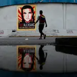 Un hombre pasa frente a un cartel de apoyo al empresario colombo-venezolano Alex Saab hoy, en Caracas (Venezuela)