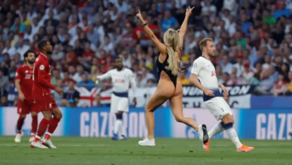 Una mujer invade el Metropolitano durante la final de Champions
