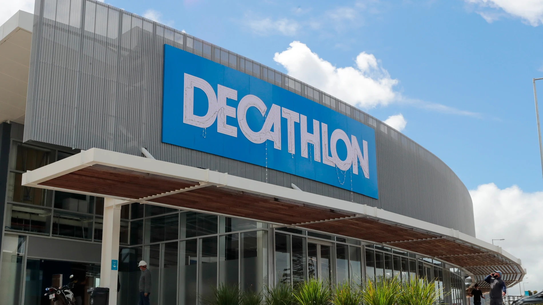 Decathlon clona las chanclas agotadas Yeezy de Adidas y arrasa con ellas