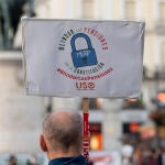 Un hombre con un cartel del blindaje de las pensiones, participa en una ‘bastonada’ convocada por la Mesa Estatal por el Blindaje de las Pensiones, ayer, en Madrid
