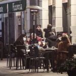 Terraza de un establecimiento de hostelería de León que cuenta con calefactores