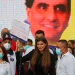 Camila Fabbri, esposa de Alex Saab, en el centro, en una manifestación a favor de su marido, el supuesto testaferro de Maduro