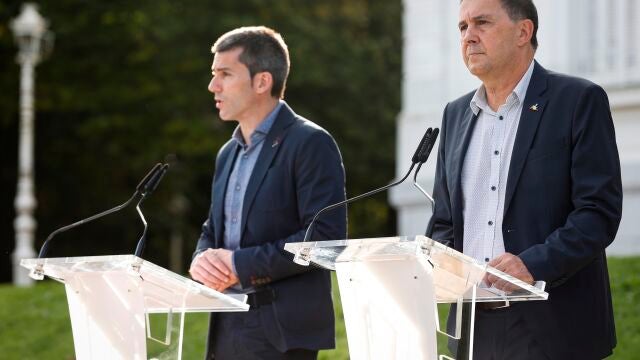 El coordinador general de EH Bildu, Arnaldo Otegi (d), y el secretario general de Sortu, Arkaitz Rodríguez, durante su declaración del lunes. EFE/Javier Etxezarreta