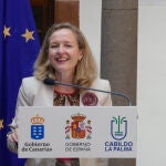 La vicepresidenta primera y ministra de Asuntos Económicos y Transformación Digital, Nadia Calviño, comparece en rueda de prensa, después de una reunión con los alcaldes de los municipios más afectados por la erupción del volcán, en la sede del Cabildo