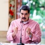 Fotografía cedida por prensa de Miraflores del presidente venezolano, Nicolás Maduro, en una transmisión de televisión hoy, domingo 17 de octubre del 2021, en Caracas (Venezuela).
