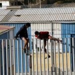 Dos menores se fugan de las naves del Tarajal para evitar ser devueltos a Marruecos