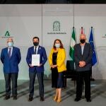 El presidente de la Junta de Andalucía, Juanma Moreno (3I), junto a la consejera de Agricultura, Carmen Crespo, y los integrantes de la Mesa de Interlocución Agraria