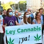 El líder de Más País, Iñigo Errejón, junto a integrantes de asociaciones a favor de una ley que regule el consumo de cannabis