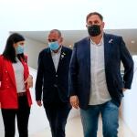 El presidente de ERC, Oriol Junqueras, junto a la secretaria general del partido, Marta Vilalta (i), y el alcalde de Lleida, Miquel Pueyo (c).