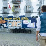 Un joven en el municipio de Leiza (Navarra) observa una pancarta