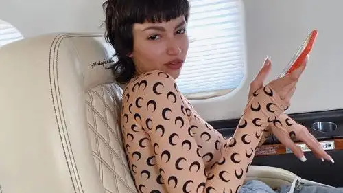 Úrsula Coberó luciendo el mejor wolf cut de la temporada.