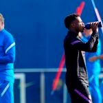 Ansu Fati bebe agua ante la presencia de Koeman en el último entrenamiento del Barcelona