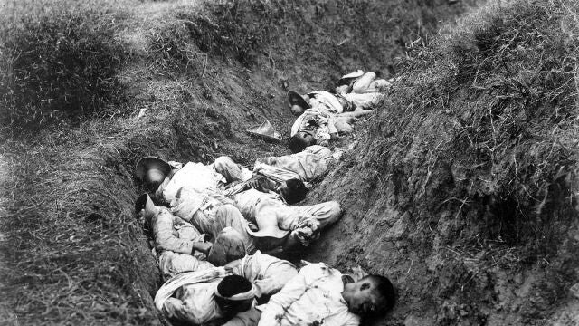 Filipinos asesinados por tropas de EEUU son arrojados a una cuneta Filipinos asesinados por tropas de EEUU son arrojados a una cuneta