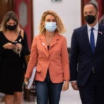 La presidenta del Congreso de los Diputados, Meritxell Batet (c); y el vicepresidente primero del Congreso de los Diputados por el PSOE, Alfonso Rodríguez Gómez de Celis, se dirigen a una reunión de la Mesa del Congreso de los Diputados en el Salón de Ministros, a 19 de octubre de 2021, en Madrid
