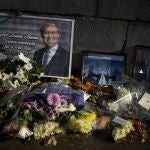 Tributos florales en honor a David Amess en los aledaños del Parlamento británico en Londres