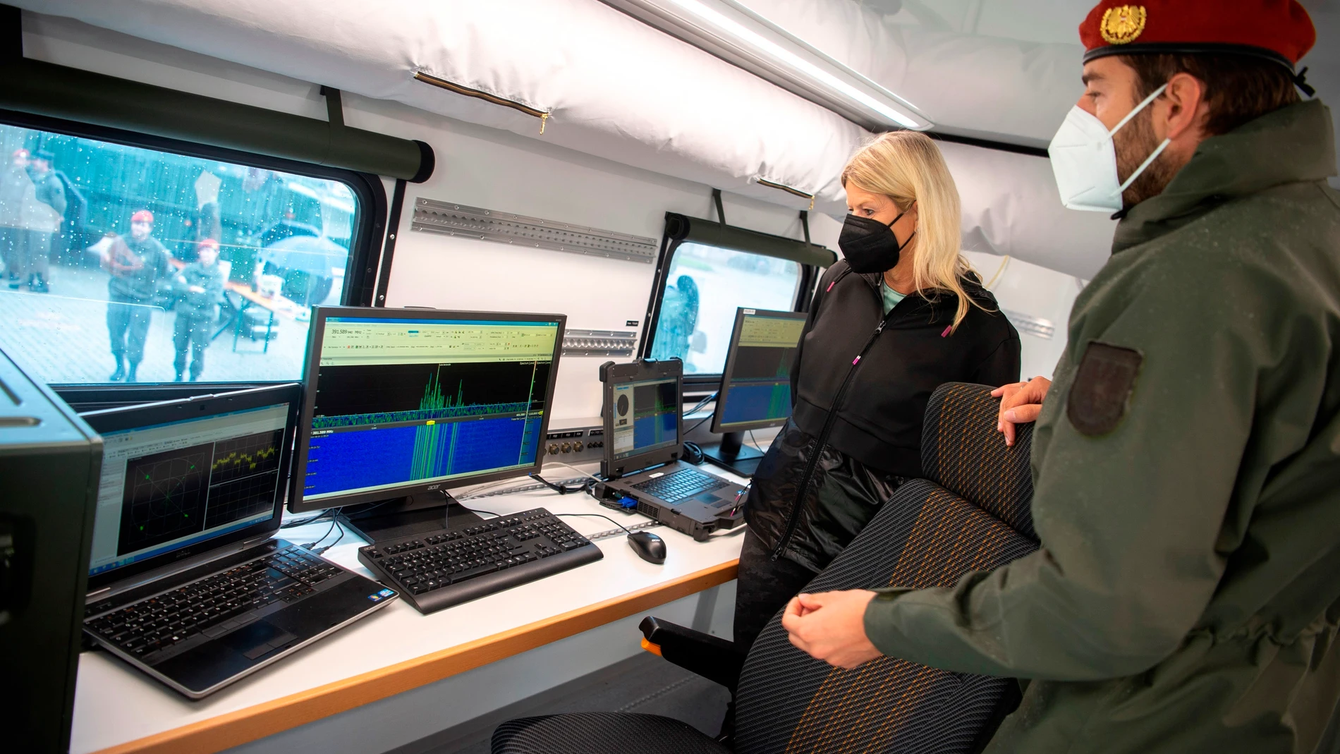 La ministra de Defensa austríaca, Klaudia Tanner, supervisó el pasado agosto unas maniobras militares que buscaban responder al escenario de un gran apagón