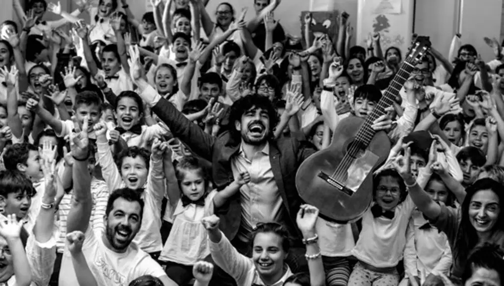 Pablo Sáinz-Villegas rodeado de gente