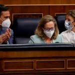 El presidente del Gobierno, Pedro Sánchez; la vicepresidenta primera y ministra de Asuntos Económicos y Transformación Digital, Nadia Calviño, y la vicepresidenta segunda y ministra de Trabajo, Yolanda Díaz, en el Congreso de los Diputados