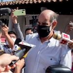 El empresario Michael Healy, presidente del Consejo Superior de la Empresa Privada (COSEP), habla a medios de comunicación tras ser detenido al salir del ministerio público hoy, en Managua