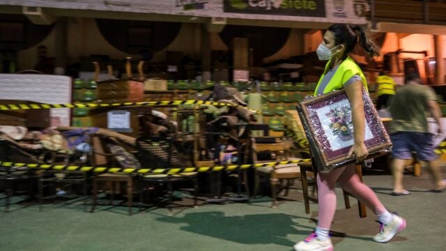 Vecinos residentes de los barrios de Las Matelas (Los Llanos de Aridane) y Marina Alta, Marina Baja, Cuesta Zapata, La Condesa y San Borondón (Tazacorte), fueron evacuados esta noche de miércoles ante el avance de la colada. Muchos de los vecinos de Tazacorte fueron concentrados en el polideportivo del municipio
