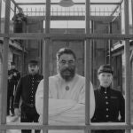 Benicio del Toro (centro) y Lea Seydoux (derecha), protagonistas en "La crónica francesa" ("The French Dispatch")
