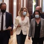(I-D) El vicepresidente primero del Congreso de los Diputados por el PSOE, Alfonso Rodríguez Gómez de Celis; la presidenta del Congreso de los Diputados, Meritxell Batet; el diputado de Vox, Ignacio Gil Lázaro, a su salida tras una reunión con los miembros de la Mesa de la Cámara, en el Congreso de los Diputados, a 21 de octubre de 2021, en Madrid, (España).