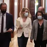 (I-D) El vicepresidente primero del Congreso de los Diputados por el PSOE, Alfonso Rodríguez Gómez de Celis; la presidenta del Congreso de los Diputados, Meritxell Batet; el diputado de Vox, Ignacio Gil Lázaro, a su salida tras una reunión con los miembros de la Mesa de la Cámara, en el Congreso de los Diputados, a 21 de octubre de 2021, en Madrid, (España).