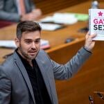 El portavoz del grupo parlamentario Compromís, Fran Ferri, ha mostrado el libro "Gay Sex" en la tribuna de Les Corts