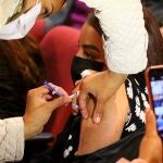 Una persona vacunándose