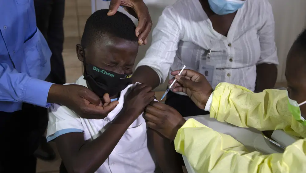 Un adolescente recibe una dosis de la vacuna Pfizer en Diepsloot Township, cerca de Johannesburgo, en Sudáfrica