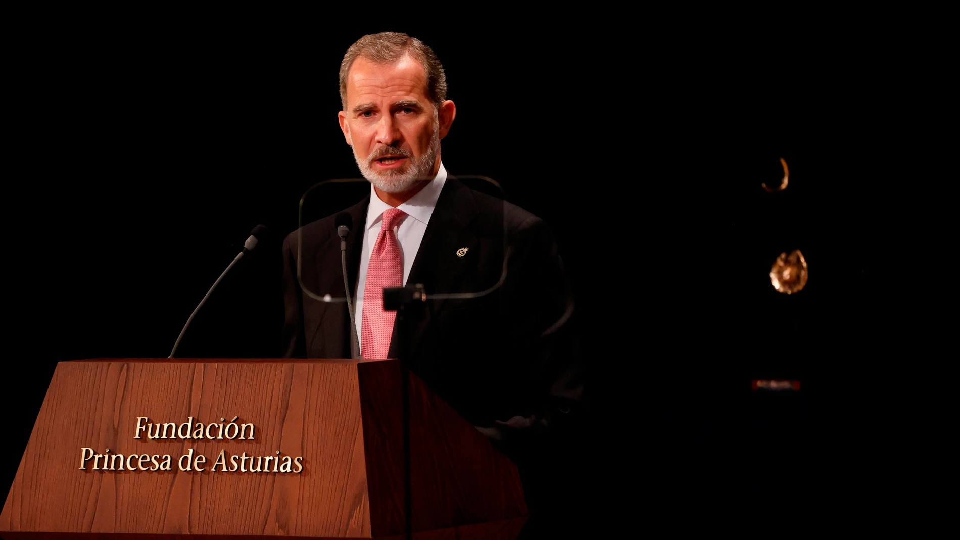 OVIEDO, 22/10/2021.- El rey Felipe VI pronuncia un discurso durante la ceremonia de entrega de los Premios Princesa de Asturias, celebrada este viernes en el Teatro Campoamor de Oviedo. EFE/ Ballesteros