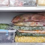 Un congelador con varios productos en su interior