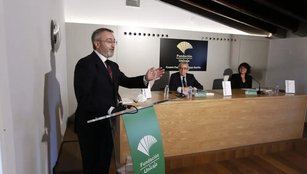 El profesor Rafael Alarcón Sierra durante su intervención
