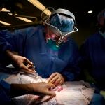 Un equipo de cirugía operando en un quirófano
