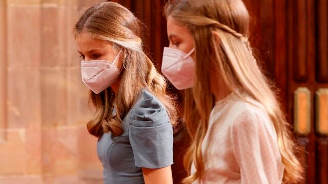 La princesa Leonor (i) y la infanta Sofía a su llegada a la audiencia a los galardonados con las "Medallas de Asturias 2021", este viernes en el Hotel La Reconquista de Oviedo.