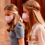 La princesa Leonor (i) y la infanta Sofía a su llegada a la audiencia a los galardonados con las "Medallas de Asturias 2021", este viernes en el Hotel La Reconquista de Oviedo.