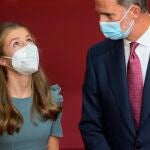 El Rey Felipe y la Princesa Leonor conversan antes de la audiencia mantenida con los galardonados con los Premios Princesa de Asturias 2021.