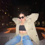 La cantante acudió a una cena de un famoso diseñador con un look de lo más original y dosmilero