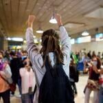 El diputado de Unidas Podemos, Alberto Rodríguez es recibido por simpatizantes a su llegada este sábado a la terminal del aeropuerto Tenerife Norte