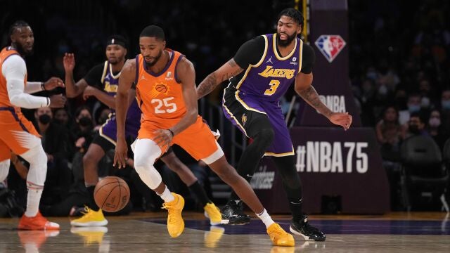 Anthony Davis trata de quitarle el balón a Mikal Bridges en el Suns - Lakers