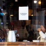 El INE explica que en los meses de verano hubo menos ERTE y por ello aumentaron los costes salariales en casi todas las actividades